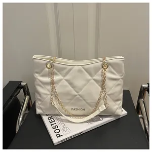 Détail du grand cabas matelassé blanc avec lettrage FASHION doré et chaîne métal