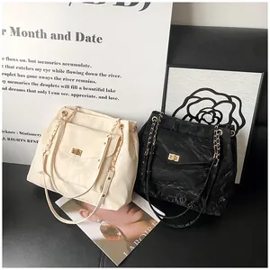 Détails de sacs portés épaule plissés avec fermoirs dorés et bandoulières chaînes