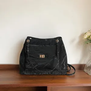 Sac Fourre-tout Plissé Mode pour Femmes Grande Capacité Sac à Épaule en Cuir PU Avec Bandoulière Chaîne Fermoir Tournant