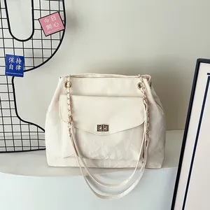 Sac fourre-tout beige texture marbre avec fermoir rotatif et bandoulière chaîne