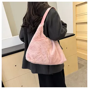 Détail de la texture en peluche rose d'un grand sac cabas avec bandoulières brillantes