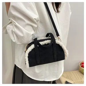 Détail d'un sac bandoulière en patchwork pelucheux avec suède noir et fourrure blanche