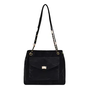 Sac à bandoulière plissé noir minimaliste avec fermoir doré et bandoulière chaîne