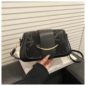 Detailansicht der schwarzen Ledertasche mit geprägtem Muster und goldenem Metallakzent
