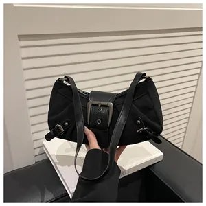 Détail d'un sac noir avec boucle métallique et accents rétro de style motard vintage
