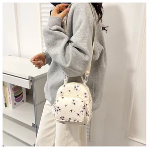 Dettaglio mini zaino floreale con spallacci regolabili in un ambiente in stile moderno