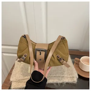 Détail du sac hobo rétro jaune moutarde avec boucles métalliques argentées vintage