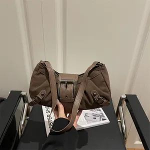 Sac sous le bras en daim marron vintage avec grande boucle argentée et design plissé