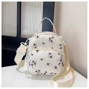 Dettaglio mini zaino floreale con spallacci regolabili e tasca anteriore con zip