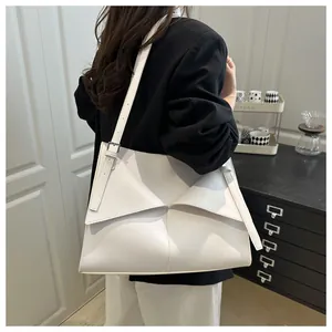 Détail du sac cabas blanc géométrique avec finition mate et ferrures argentées sur l'épaule