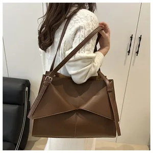 Vue détaillée du grand sac cabas marron vintage avec rabat géométrique et bandoulière