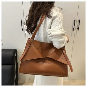 Détail du sac cabas marron avec rabat géométrique et boucle métallique argentée