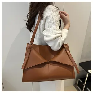 Détail de la boucle réglable sur un sac cabas vintage en similicuir marron élégant