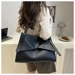 Vue détaillée du grand sac cabas noir avec design géométrique plié et bandoulière