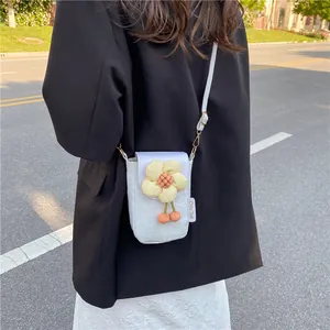 Détail du mini sac à bandoulière blanc pour téléphone avec fleur 3D jaune et sangle