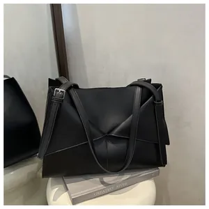 Vue détaillée du sac cabas en cuir mat noir avec sangles géométriques et boucles argentées