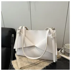Détail du sac cabas pliant géométrique blanc avec bretelles réglables sur tissu tricoté