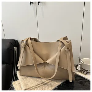 Détail du sac cabas beige avec rabat asymétrique et bandoulière ajustable