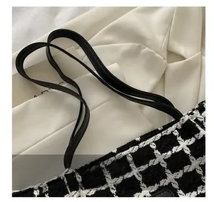 Détails du sac cabas à carreaux noir et blanc avec anses en cuir et texture en tweed