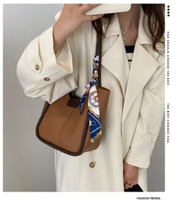 Sac fourre-tout en cuir marron avec un foulard en soie nautique décoratif sur l'anse