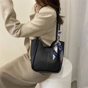 Sac fourre-tout noir minimaliste avec foulard décoratif pour le travail quotidien