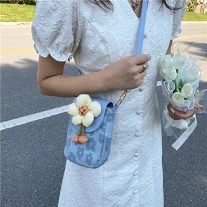 Mini sac bandoulière floral bleu clair avec pendentif fleur 3D jaune pour téléphone