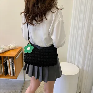 Sac à bandoulière noir à texture bouffante avec pendentif floral vert pour femme
