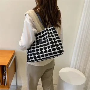 Grand sac cabas chic à carreaux noir et blanc avec bandoulière en cuir pour femme