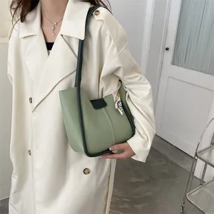 Sac fourre-tout en cuir vert avocat avec foulard imprimé et bordures contrastées
