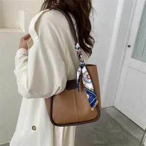 Sac cabas en cuir marron avec foulard en soie décoratif et surpiqûres sur la bandoulière