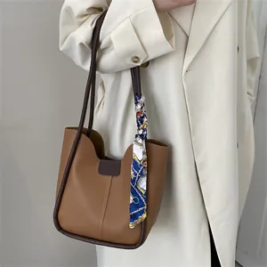 Sac seau marron pour femme avec foulard décoratif en soie et structure spacieuse
