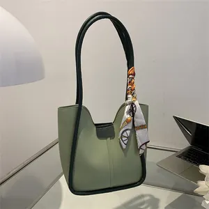 Sac Seau de Grande Capacité pour Femmes Sac Cabas en Cuir PU Minimaliste Avec Décor de Foulard en Soie Sac à Épaule Décontracté Urbain