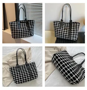 Détail du sac cabas classique à carreaux noir et blanc avec tweed texturé et anses en cuir