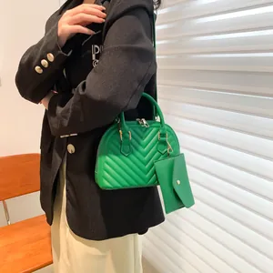 Detailansicht der hellgrünen Muscheltasche mit V-Steppung aus Kunstleder und Gold-Reißverschluss