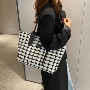 Détail du grand sac cabas à carreaux en tweed avec bandoulière en cuir noir