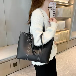 Détail du grand sac cabas en cuir noir avec surpiqûres blanches contrastées élégantes