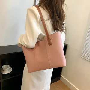 Détail du sac cabas rose montrant le cuir mat de haute qualité et les surpiqûres blanches