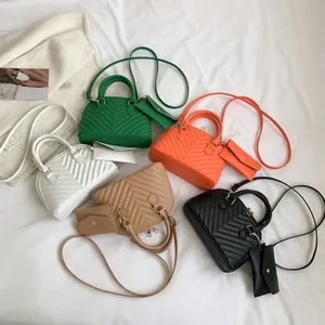 V-gesteppte Muschel-Handtaschen in Bonbonfarben mit passenden Mini-Umschlagtaschen