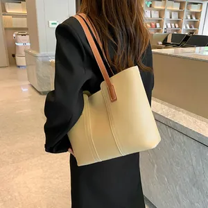 Grand sac cabas beige minimaliste pour femmes avec anses marron, style professionnel