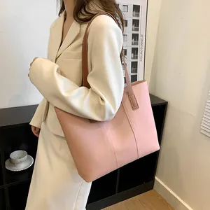 Grand sac cabas rose en similicuir avec bandoulières marron et surpiqûres élégantes