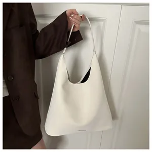 Dettaglio del logo FASHION su una grande borsa tote hobo in pelle opaca color bianco panna