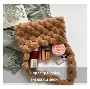 Vista interna della borsa in peluche marrone con spazio per rossetto e telefono