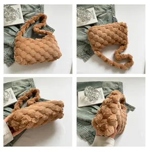 Viste dettagliate della borsa a tracolla in peluche marrone intrecciato da diverse angolazioni