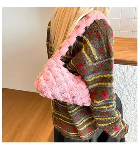 Dettaglio della borsa a spalla in peluche rosa con superficie testurizzata per l'inverno