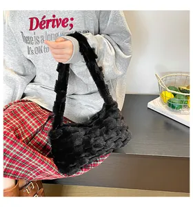 Dettaglio di borsa tote in ecopelliccia nera con trama a bolle in un contesto lifestyle