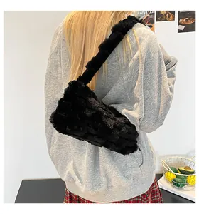 Dettaglio borsa hobo in peluche nera con morbida pelliccia sintetica e ampia capienza