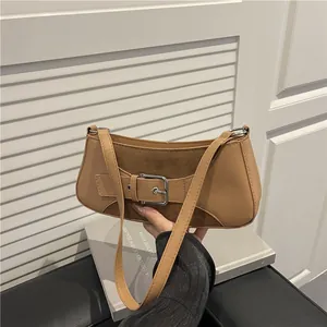 Bolso baguette retro caramelo con hebilla plateada y elegante patchwork de cuero