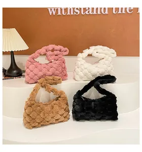 Dettaglio delle borse pelose testurizzate in quattro colori alla moda per l'inverno