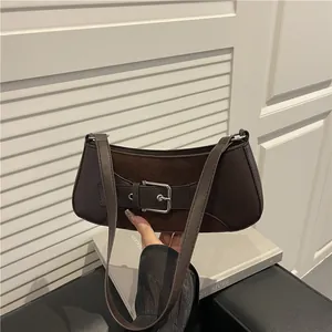 Bolso baguette marrón oscuro con hebilla metálica y mezcla de texturas para mujer