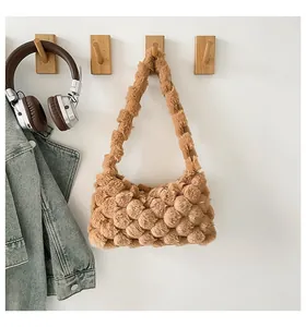 Dettaglio della texture in ecopelliccia marrone e del design a bolle 3D della borsa